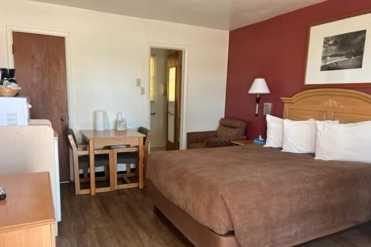 Room, 1 Queen Bed | Desk, iron/ironing board, free WiFi, bed sheets