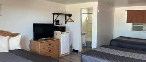 Studio, 2 queensize bedden | Een bureau, een strijkplank/strijkijzer, gratis wifi, beddengoed