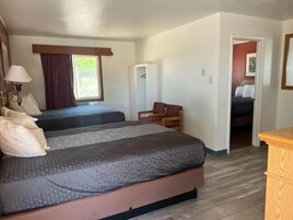 Triple Room | Desk, iron/ironing board, free WiFi, bed sheets