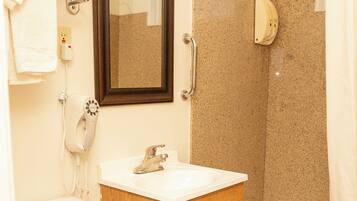 Studio, 2 Queen Beds | Bathroom