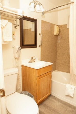 Estudio, 2 camas Queen size | Baño | Tina con regadera, amenidades de baño gratuitas, toallas 