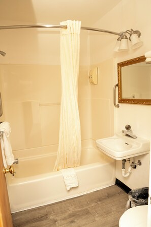 Combined shower/tub, free toiletries, towels