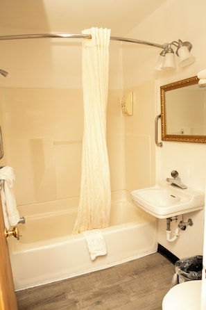 Combined shower/tub, free toiletries, towels
