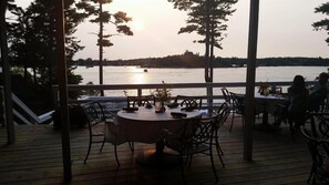 Santap malam alfresco 