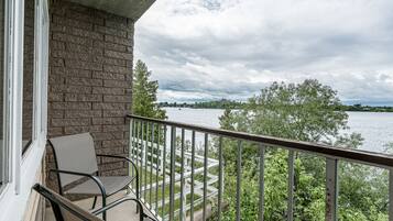 Zimmer, 1Â King-Bett, Whirlpool, Flussblick | Terrasse/Patio