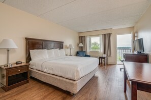 Habitación, 1 cama de matrimonio grande, bañera de hidromasaje, vistas al río | Escritorio, wifi gratis, ropa de cama