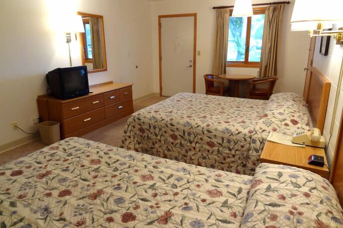 Quarto standard, 2 camas de casal | Escrivaninha, ferros/tábuas de passar roupa, berços grátis