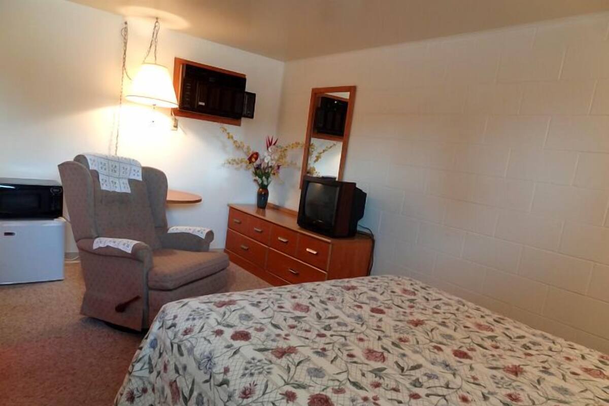 Quarto standard, 1 cama Queen | Escrivaninha, ferros/tábuas de passar roupa, berços grátis