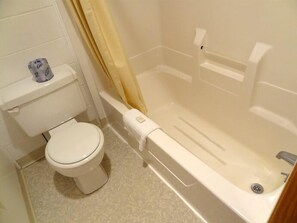 Combined shower/bathtub, free toiletries, hair dryer, towels