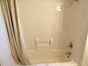 Bathroom shower - Cresco Motel (Cresco)