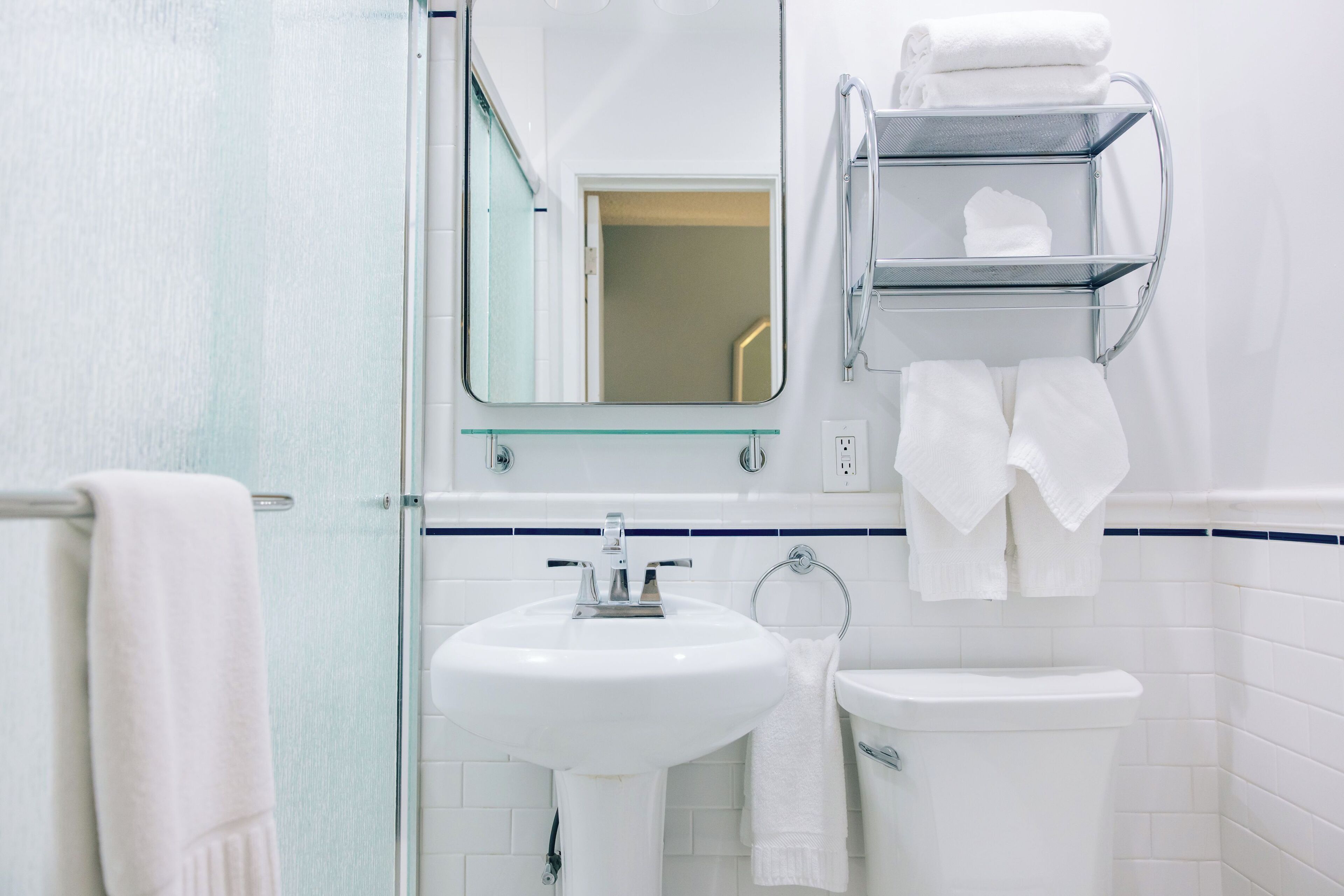 economy room queen bed | bathroom | hair dryer, towels