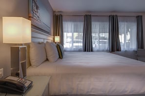 Minibar, in-room safe, individually furnished, desk - Bayside Hotel (Santa Monica)