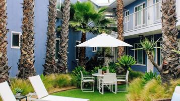 Minibar, Zimmersafe, individuell eingerichtet, Schreibtisch