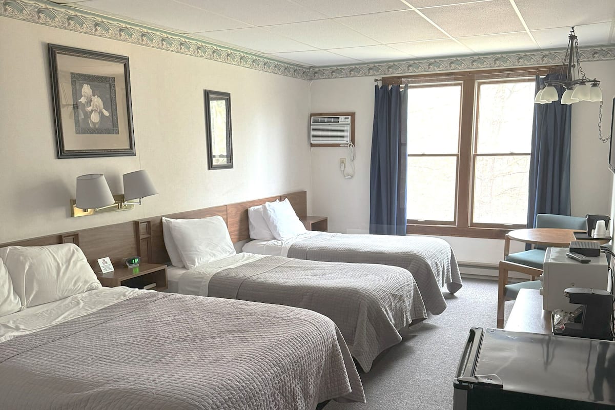 Room, 1 Double and 2 single beds (First floor, no stairs required)