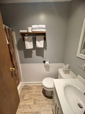 Room, 1 King Bed (Second floor, Stairway access only) | Bathroom