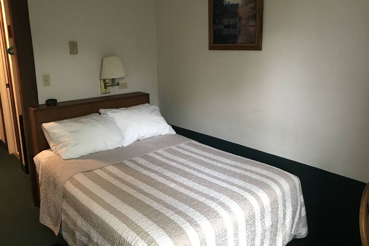 Room, 1 Single Bed (Second floor, stairway access only) | Iron/ironing board (on request), WiFi (free), bed sheets