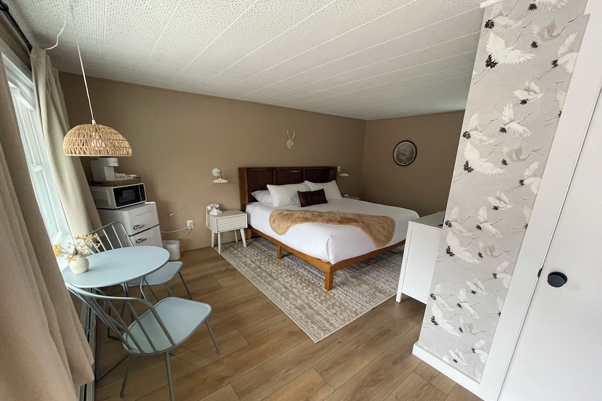 ميني بار ومساحة عمل للكمبيوتر المحمول وستائر تعتيم ومكواة/لوح كي