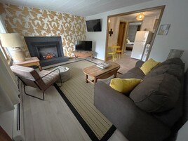 Minibar, muebles diferentes y espacio para trabajar con laptop 