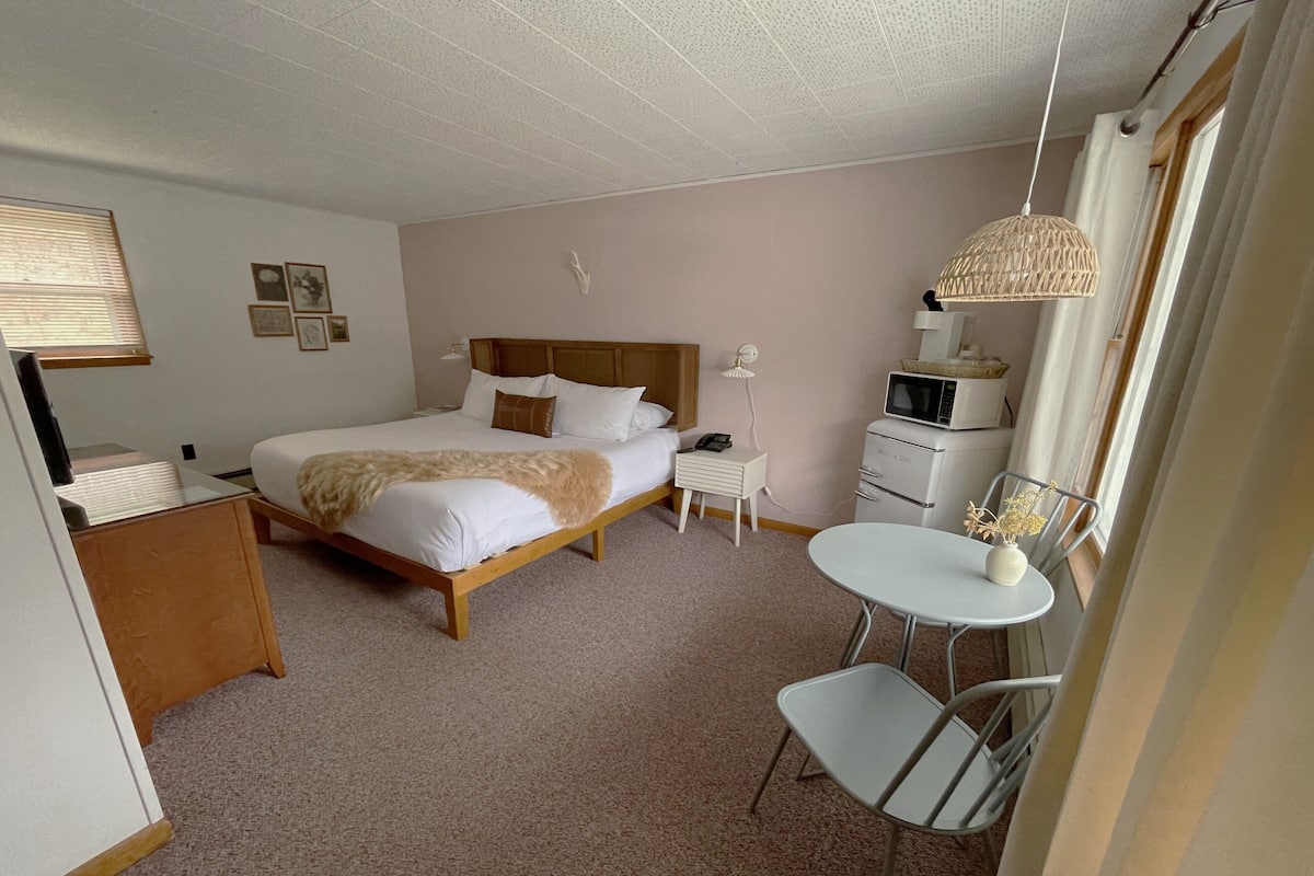 Standard Room, 1 King Bed | 1 bedroom, minibar, individually furnished, laptop workspace