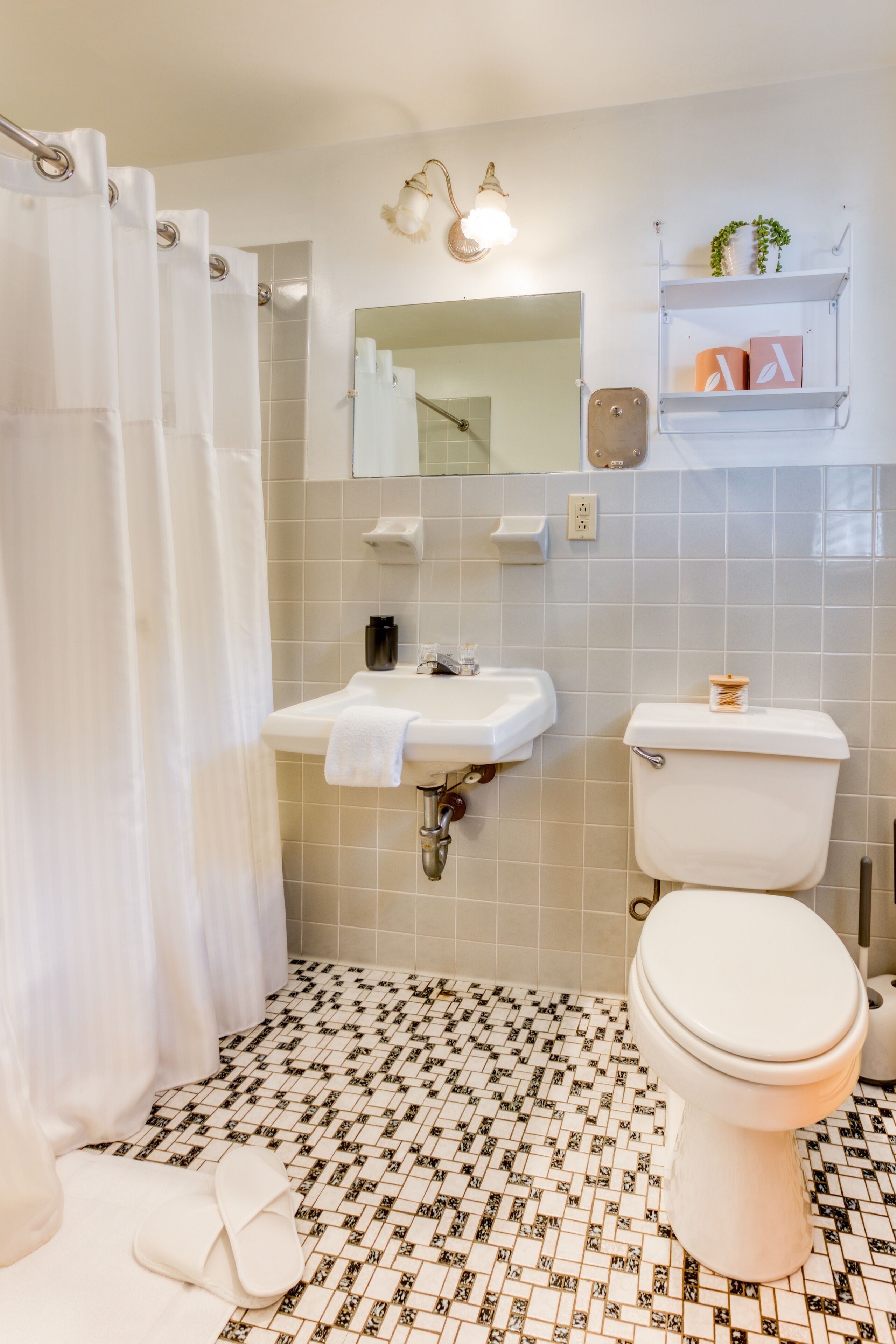 standard room, 1 king bed | bathroom | combined shower/bathtub, hair dryer, towels, soap