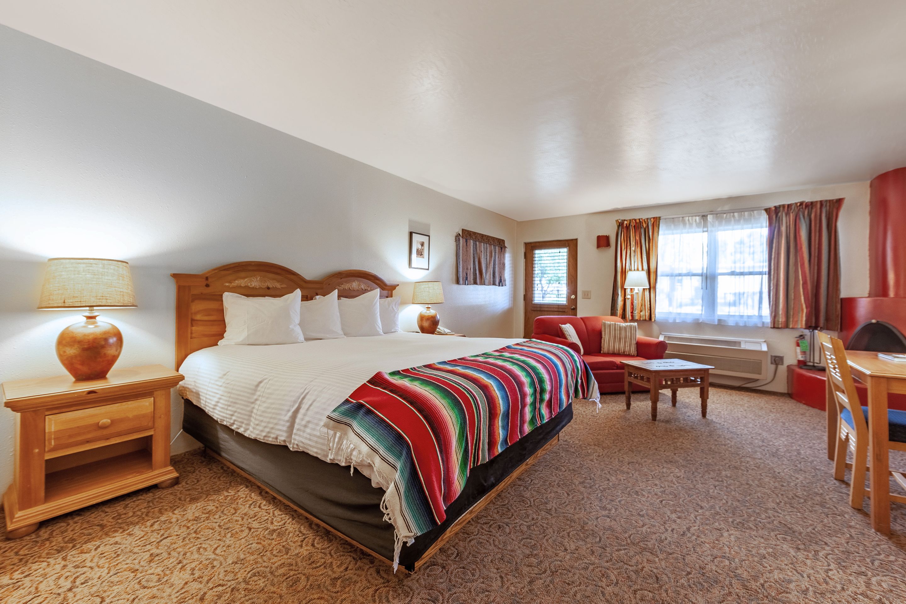 Habitación estándar, 1 cama King size, para no fumadores, chimenea | Escritorio, tabla de planchar con plancha y cunas gratuitas 