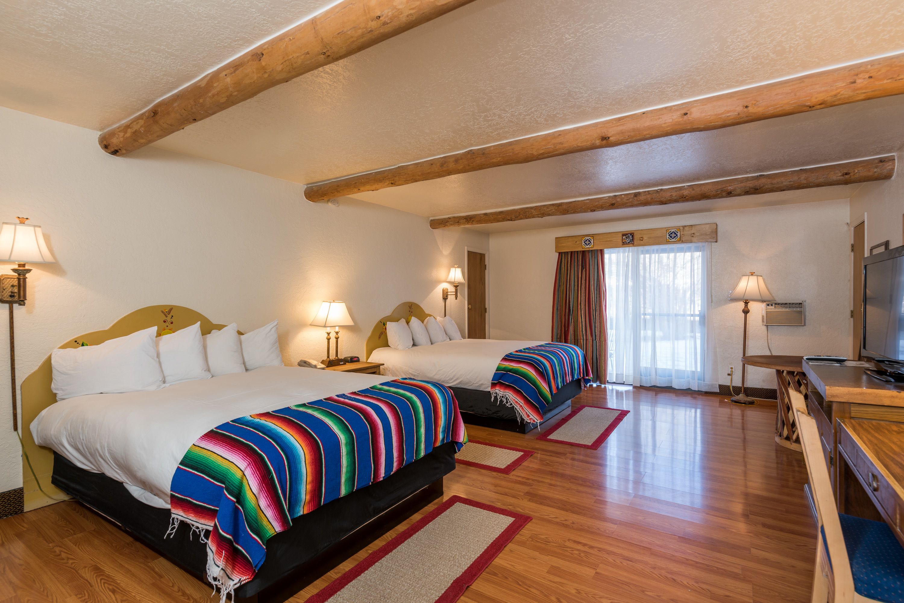 Standard-huone, 2 keskisuurta parisänkyä, tupakointi kielletty | Työpöytä, silitysrauta/-lauta, ilmaiset vauvansängyt, lisävuoteet