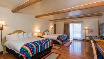 Standaard kamer, 2 queensize bedden, niet-roken | Een bureau, een strijkplank/strijkijzer, gratis babybedden