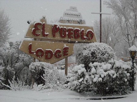 Detalj exteriör. El Pueblo Lodge