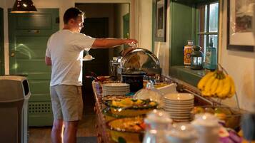 Petit déjeuner complet compris tous les jours