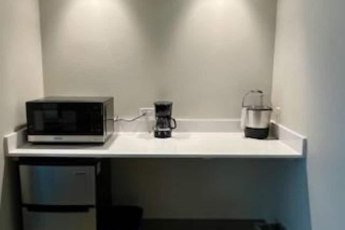 ثلاجة، ميكروويف، ماكينة لصنع القهوة/الشاي