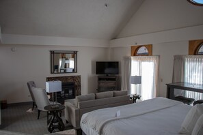 In-room safe, individually decorated, individually furnished, desk - Lone Tree Golf Club And Hotel (Lone Tree)