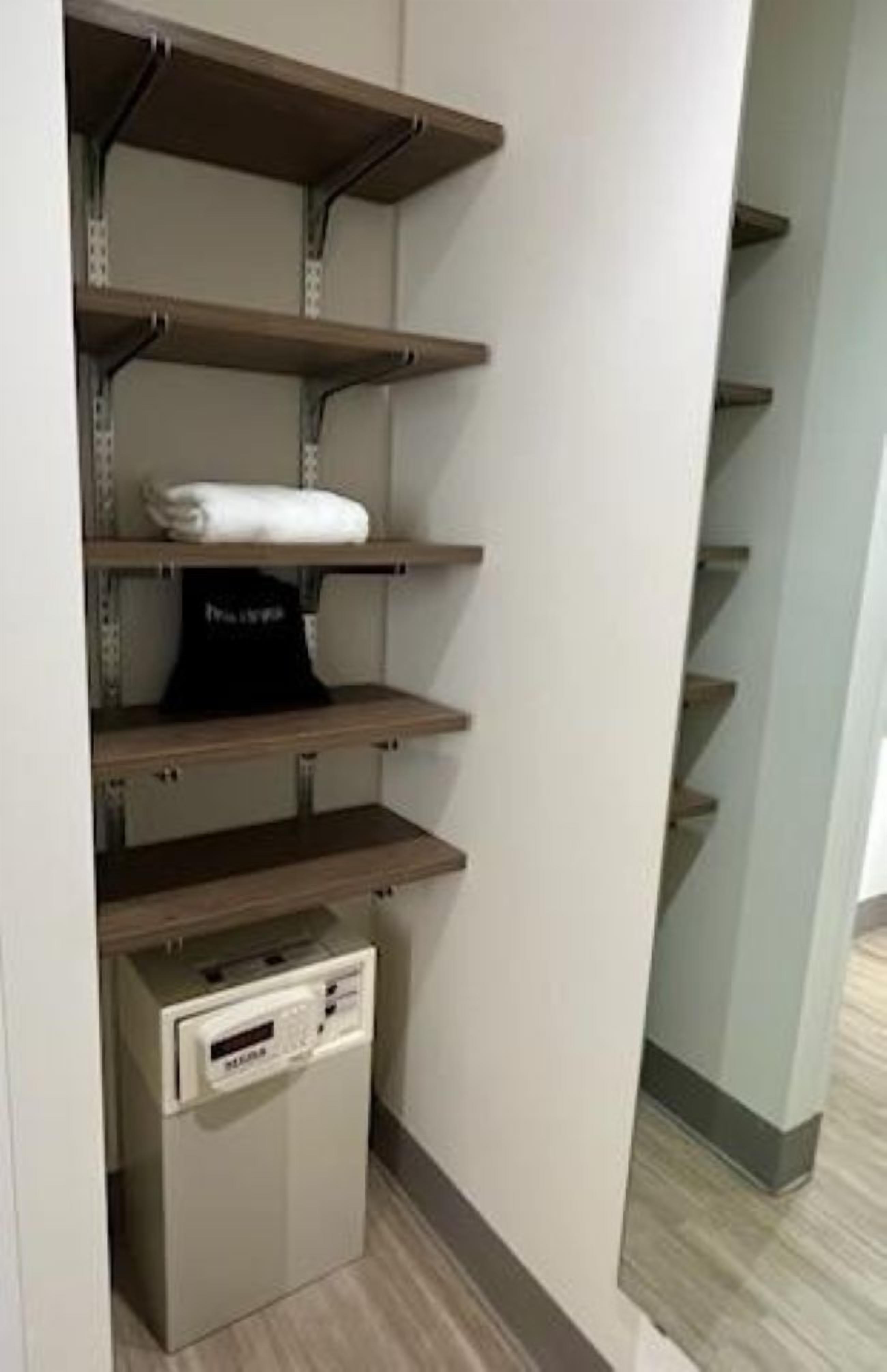 Un módulo de almacenamiento compacto con varias estanterías y espacio para electrodomésticos.