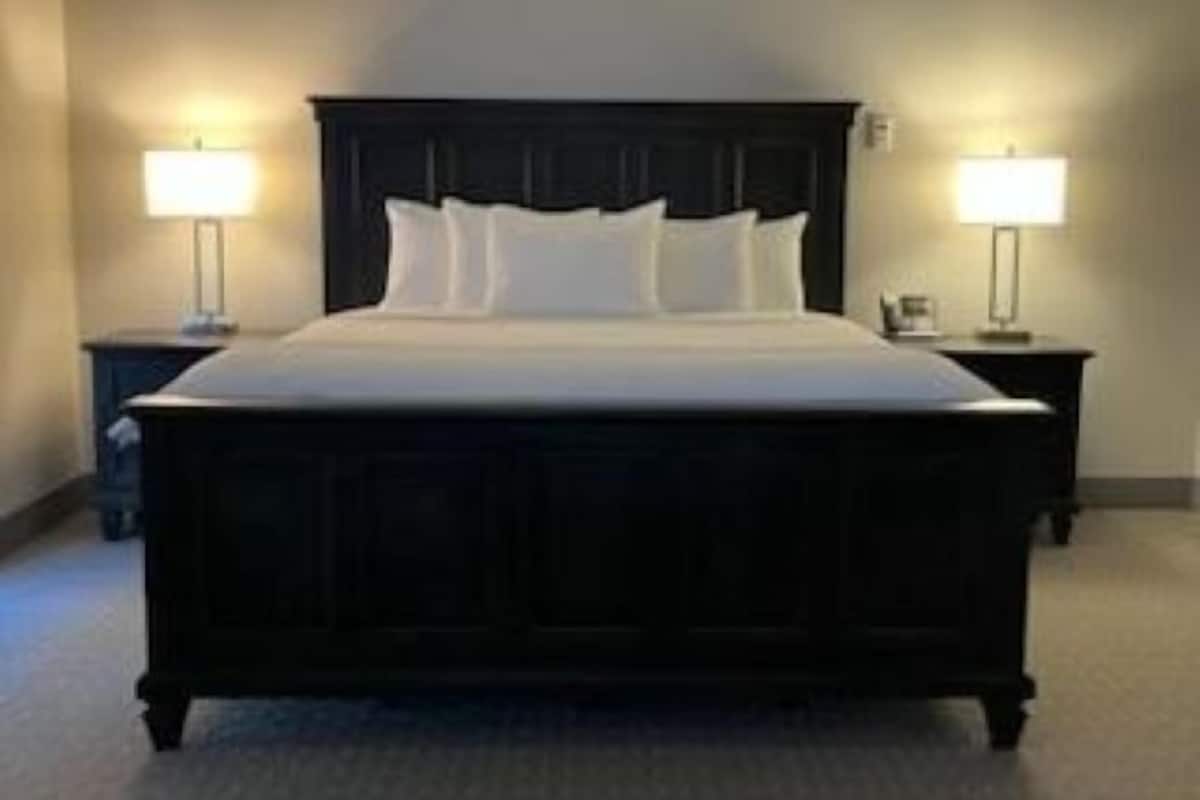 غرفة عادية - منظر لملعب الجولف | خزنة داخل الغرفة وبديكورات فريدة لكل غرفة وطراز فريد لكل وحدة ومكتب