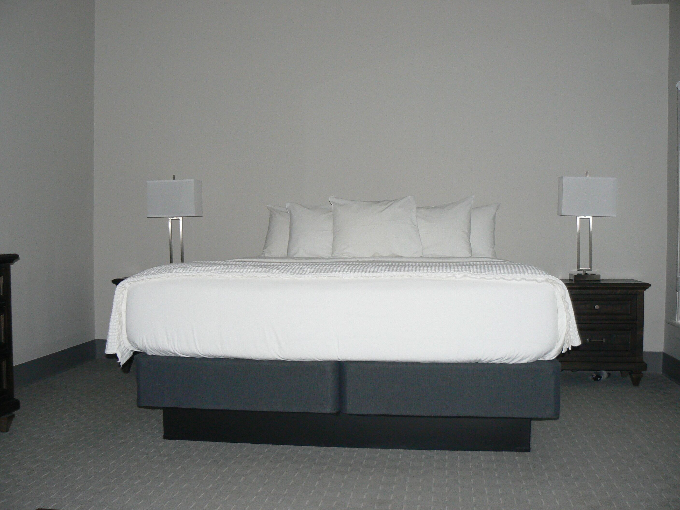 خزنة داخل الغرفة وبديكورات فريدة لكل غرفة وطراز فريد لكل وحدة ومكتب