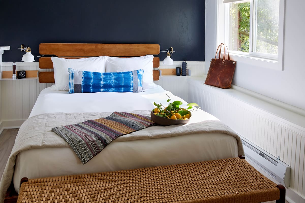 1 bedroom, Egyptian cotton sheets, premium bedding, down comforters