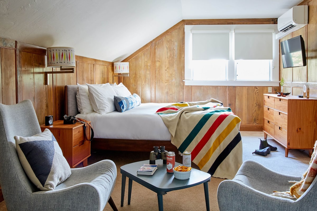 1 bedroom, Egyptian cotton sheets, premium bedding, down comforters