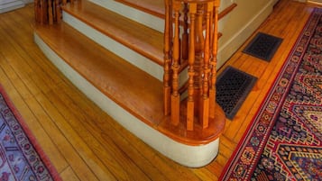 Un magnifique escalier en bois, doté de balustrades et d’une conception incurvée, menant à l’étage supérieur.