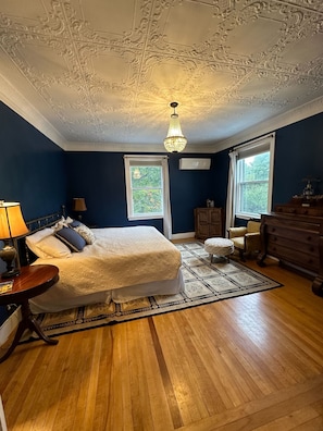 Classic-Zimmer, 1 King-Bett | Betten mit Memory-Foam-Matratzen, Verdunkelungsvorhänge