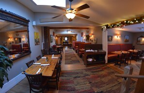 Dinner served - Hyde Away Inn (Waitsfield)