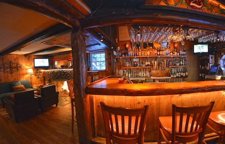 Bar (en la propiedad). Hyde Away Inn