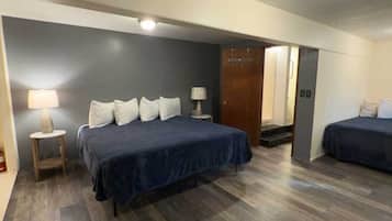 Deluxe Room, Multiple Beds, Private Bathroom