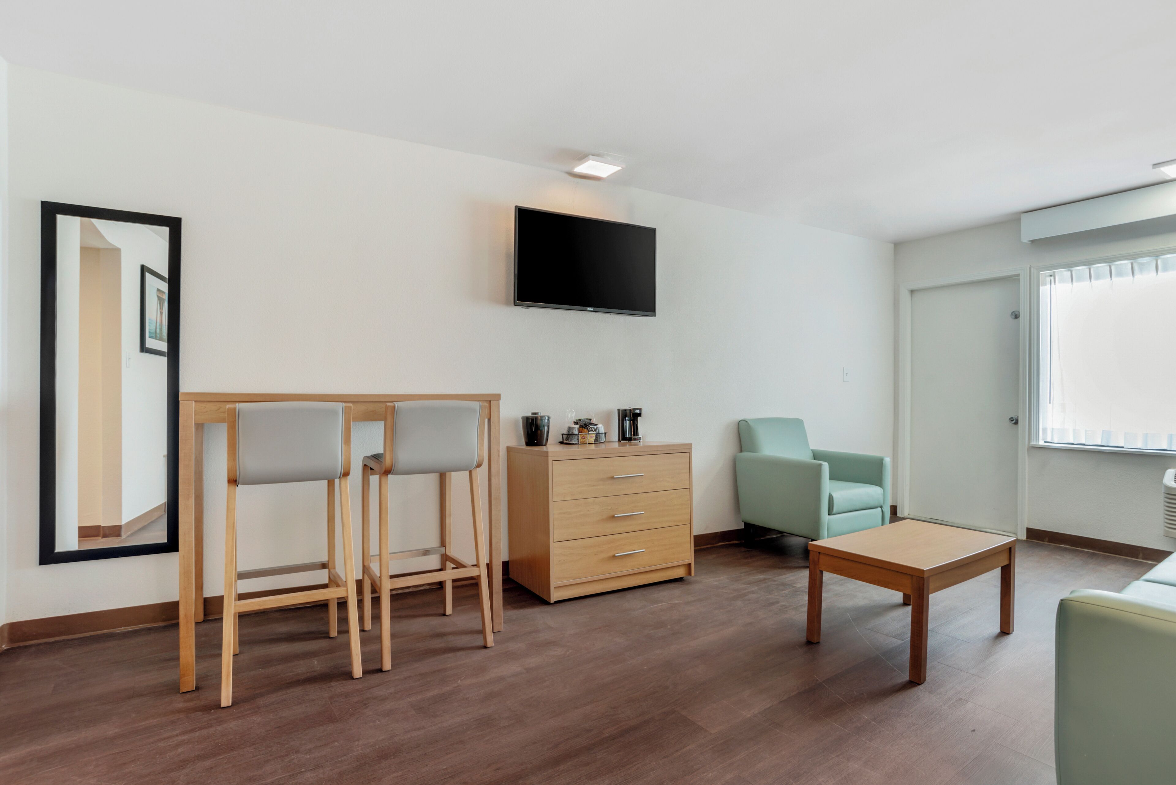 Gulfview Deluxe Suite - King Bed with Kitchen | منطقة المعيشة | تلفزيون بشاشة مسطحة