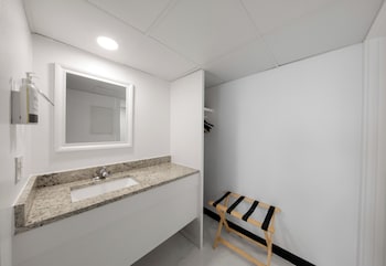 Combined shower/tub, free toiletries, hair dryer, towels at Chateau Beachfront Hotel, A By The Sea Resort