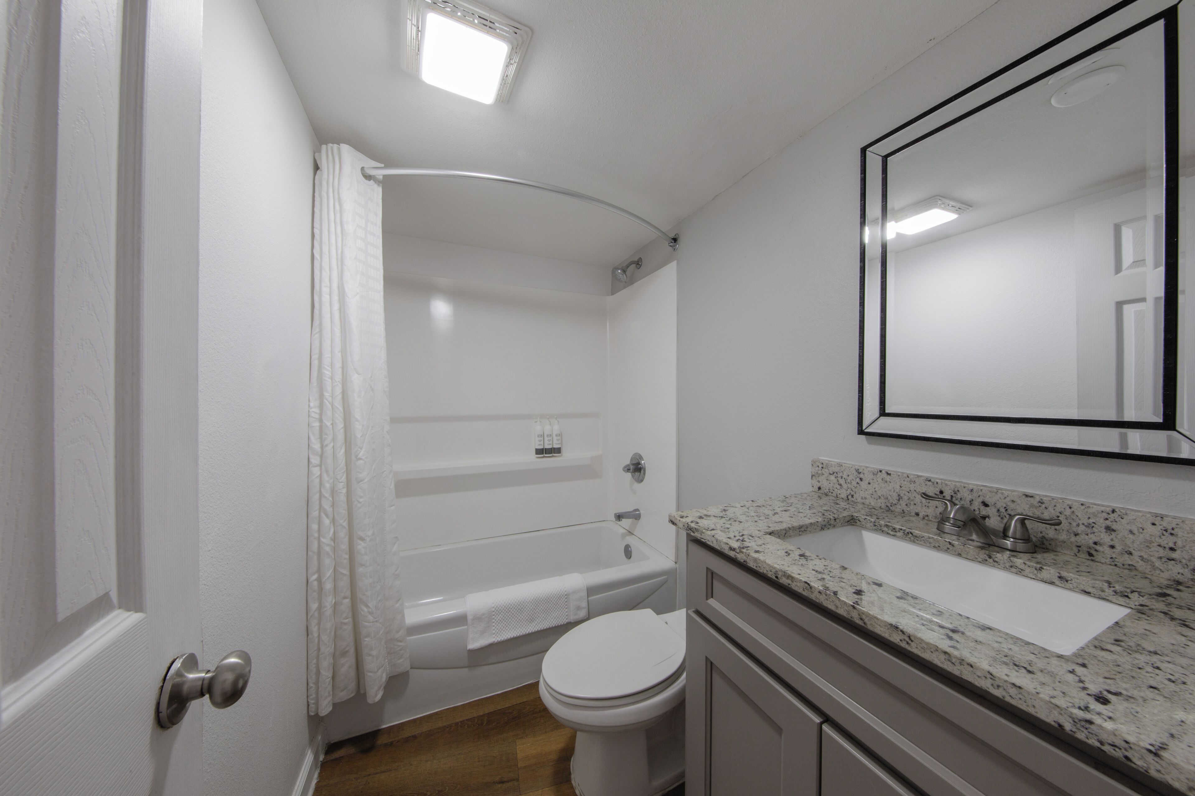 Beachfront Classic Room - King Bed + Bunk Bed - Split Accommodations | Baño | Tina con regadera, amenidades de baño gratuitas, secadora de cabello 