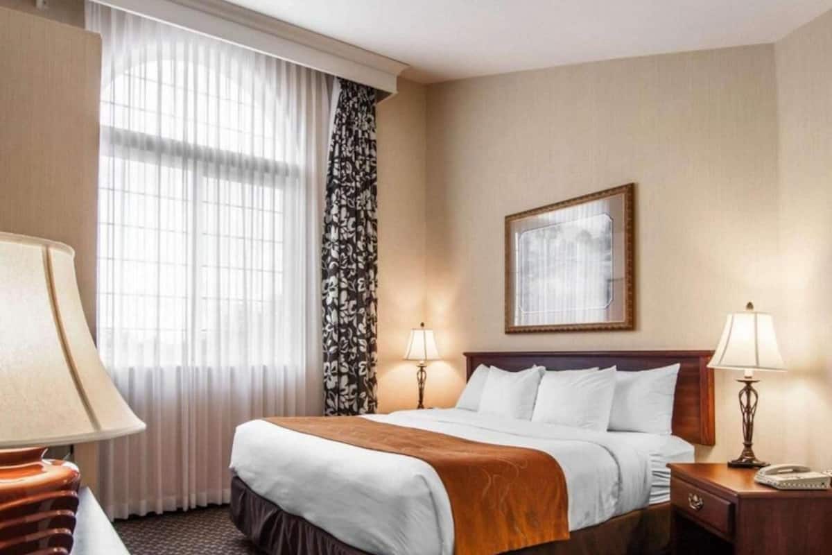 Escritorio, espacio para trabajar con laptop y cortinas blackout