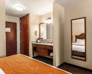 Combined shower/bathtub, free toiletries, hair dryer, towels - Comfort Suites Corvallis (Corvallis)