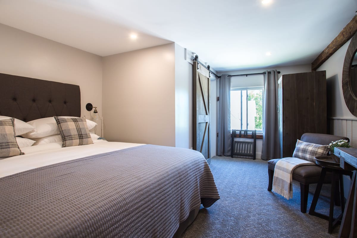 Barnhouse King | Premium bedding, pillowtop beds, in-room safe, desk