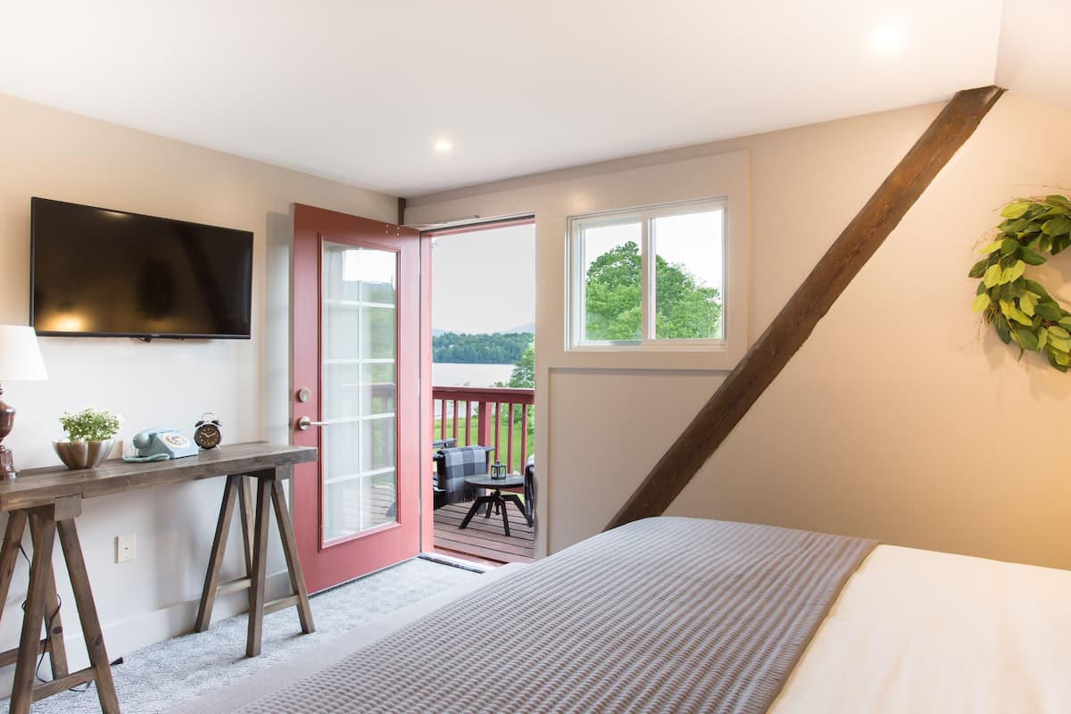 Barnhouse Lakeview King | Premium bedding, pillowtop beds, in-room safe, desk