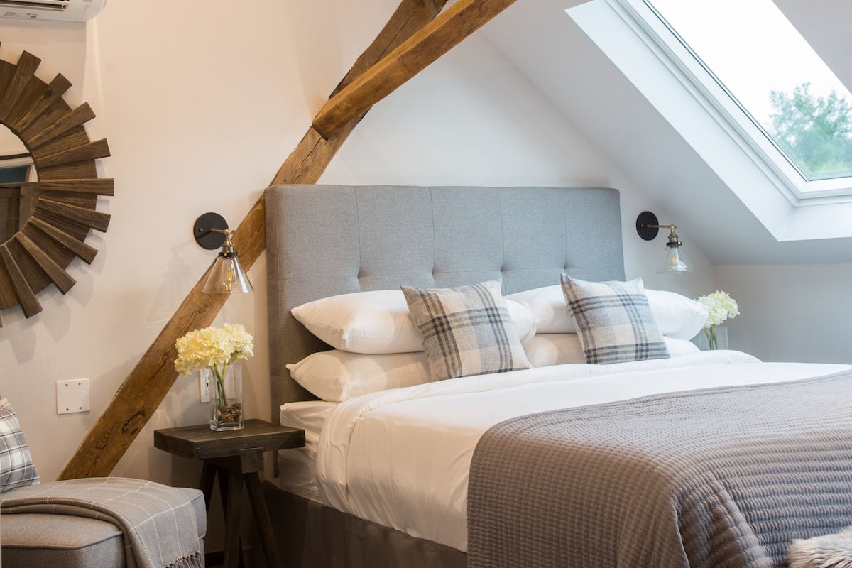 Barnhouse Star View | Premium bedding, pillowtop beds, in-room safe, desk