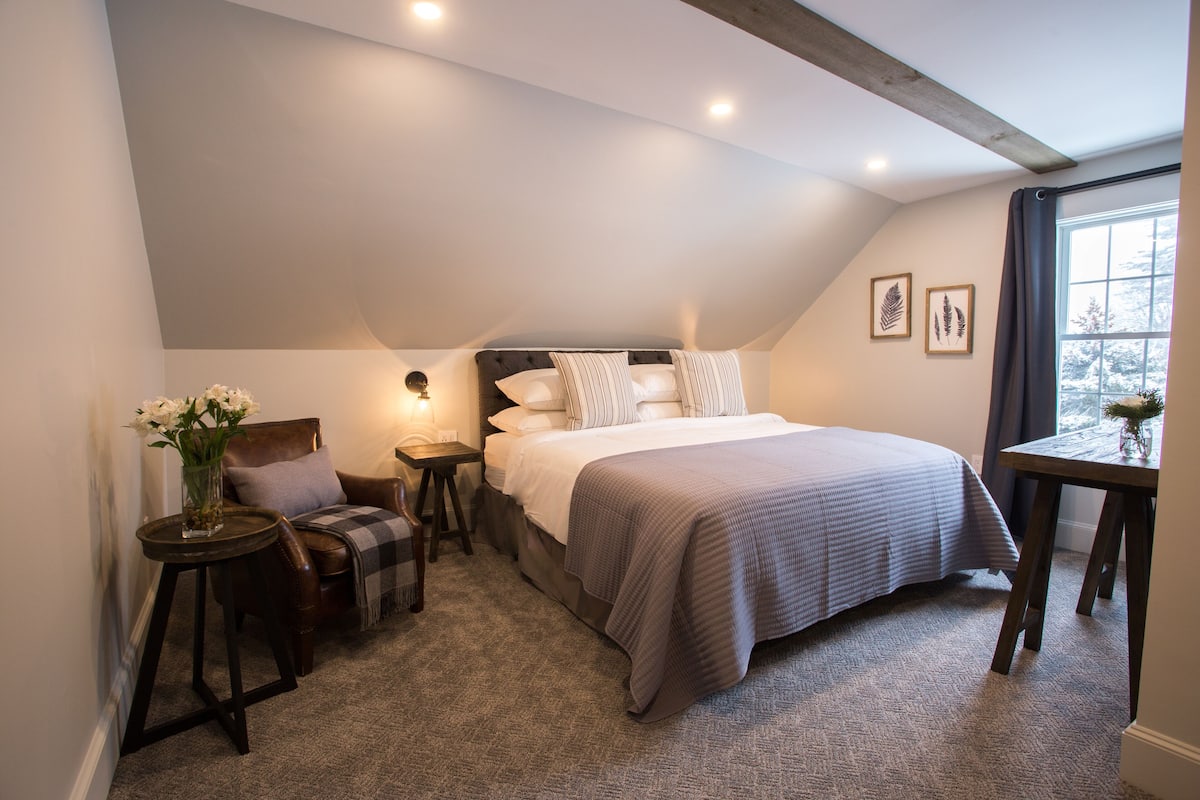 Farmhouse Second Floor | Premium bedding, pillowtop beds, in-room safe, desk